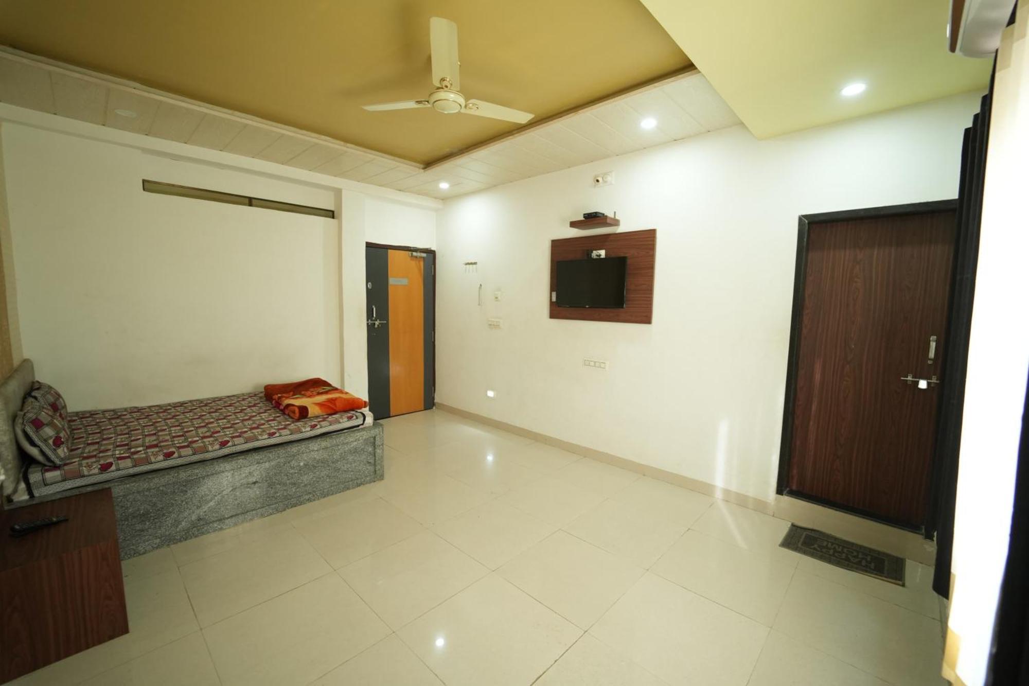 Hotel Pawar Palace And Restaurant Kelwa  Esterno foto